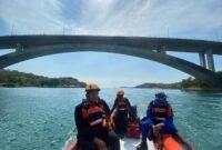 Saat tim SAR bersama unsur gabungan masih melanjutkan pencarian di perairan sekitar Jembatan Barelang. Foto: Istimewa