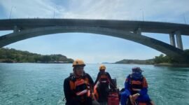 Saat tim SAR bersama unsur gabungan masih melanjutkan pencarian di perairan sekitar Jembatan Barelang. Foto: Istimewa