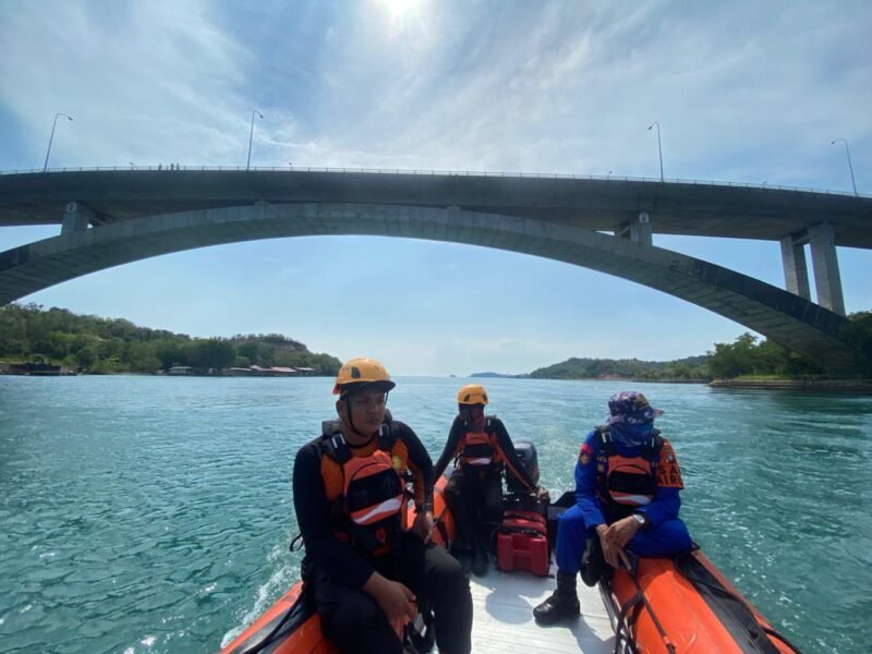 Saat tim SAR bersama unsur gabungan masih melanjutkan pencarian di perairan sekitar Jembatan Barelang. Foto: Istimewa