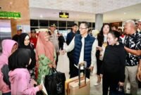 Amsakar Achmad-Li Claudia Chandra, memantau langsung arus mudik Lebaran di Terminal Domestik Sekupang, Minggu (15/3/2026) dini hari. Foto: Humas Diskominfo Batam