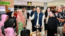Amsakar Achmad-Li Claudia Chandra, memantau langsung arus mudik Lebaran di Terminal Domestik Sekupang, Minggu (15/3/2026) dini hari. Foto: Humas Diskominfo Batam