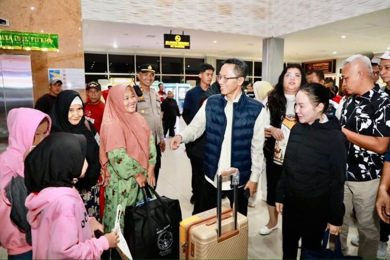 Amsakar Achmad-Li Claudia Chandra, memantau langsung arus mudik Lebaran di Terminal Domestik Sekupang, Minggu (15/3/2026) dini hari. Foto: Humas Diskominfo Batam