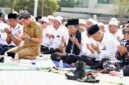 Ratusan warga bersama aparatur Pemerintah Kota Batam memadati Dataran Engku Putri, Batamcentre, Senin (30/3/2026) pagi, untuk mengikuti Salat Istisqa. Foto: Humas Diskominfo Batam