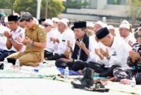 Ratusan warga bersama aparatur Pemerintah Kota Batam memadati Dataran Engku Putri, Batamcentre, Senin (30/3/2026) pagi, untuk mengikuti Salat Istisqa. Foto: Humas Diskominfo Batam