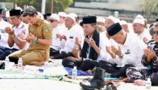 Ratusan warga bersama aparatur Pemerintah Kota Batam memadati Dataran Engku Putri, Batamcentre, Senin (30/3/2026) pagi, untuk mengikuti Salat Istisqa. Foto: Humas Diskominfo Batam