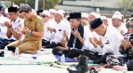 Ratusan warga bersama aparatur Pemerintah Kota Batam memadati Dataran Engku Putri, Batamcentre, Senin (30/3/2026) pagi, untuk mengikuti Salat Istisqa. Foto: Humas Diskominfo Batam