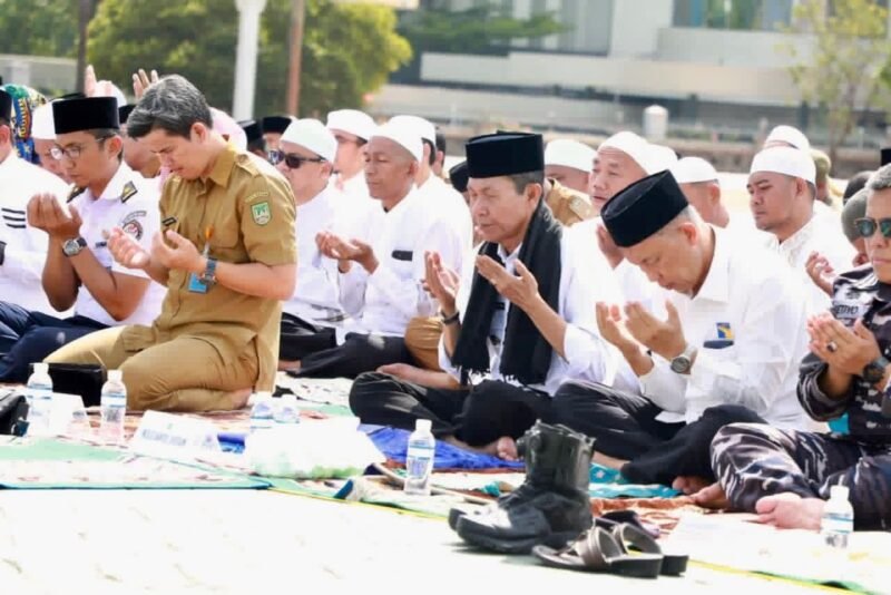 Ratusan warga bersama aparatur Pemerintah Kota Batam memadati Dataran Engku Putri, Batamcentre, Senin (30/3/2026) pagi, untuk mengikuti Salat Istisqa. Foto: Humas Diskominfo Batam