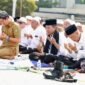 Ratusan warga bersama aparatur Pemerintah Kota Batam memadati Dataran Engku Putri, Batamcentre, Senin (30/3/2026) pagi, untuk mengikuti Salat Istisqa. Foto: Humas Diskominfo Batam