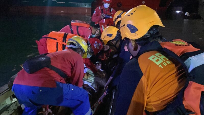 Yusuf Tankin, awak kapal Tugboat Mega, dalam kondisi selamat setelah terjebak selama 38 jam di dalam kapal, Minggu (8/3/2026). Foto: Istimewa