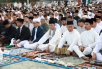 Wali Kota Batam, Amsakar Achmad, bersama ribuan jemaah salat id di Dataran Engku Putri, Batamcentre, Sabtu (21/3/2026). Humas Diskominfo Batam