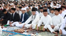 Wali Kota Batam, Amsakar Achmad, bersama ribuan jemaah salat id di Dataran Engku Putri, Batamcentre, Sabtu (21/3/2026). Humas Diskominfo Batam
