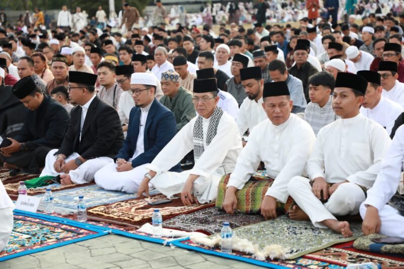 Wali Kota Batam, Amsakar Achmad, bersama ribuan jemaah salat id di Dataran Engku Putri, Batamcentre, Sabtu (21/3/2026). Humas Diskominfo Batam