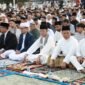 Wali Kota Batam, Amsakar Achmad, bersama ribuan jemaah salat id di Dataran Engku Putri, Batamcentre, Sabtu (21/3/2026). Humas Diskominfo Batam