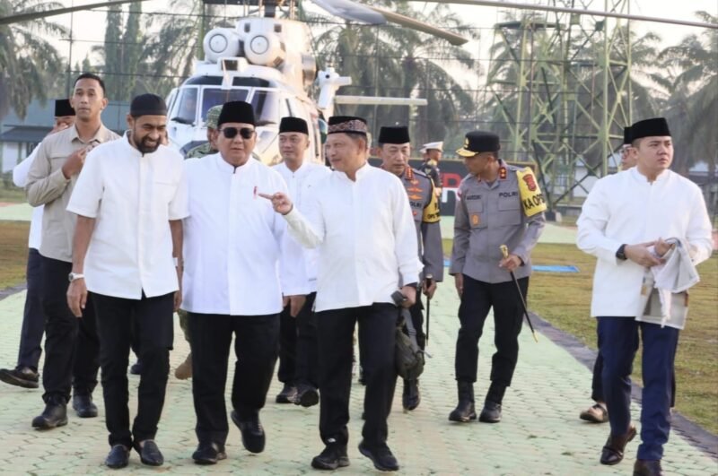 Presiden Prabowo Subianto melaksanakan Salat Idulfitri di Kabupaten Aceh Tamiang, yang disambut langsung oleh Gubernur Aceh Muzakir Manaf, Wakil Gubernur Aceh Fadhlullah serta jajaran Forkopimda Aceh. Foto: Ist