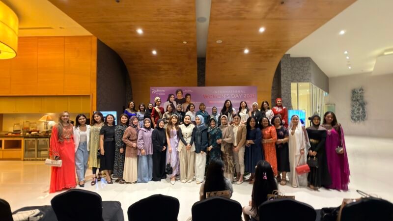 Radisson Golf & Convention Center Batam merayakan International Women’s Day 2026 berlangsung di The Tenth Tee, restoran fine dining terbaru di lantai 10 hotel, Minggu (8/3/2026). Foto: Istimewa