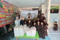 Pegadaian Kanwil Pekanbaru, meliputi Riau Daratan, Kepulauan Riau, dan Sumatera Barat berbagi makanan siap saji dan takjil. Foto: Istimewa