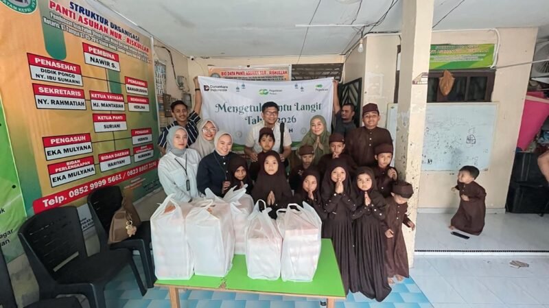 Pegadaian Kanwil Pekanbaru, meliputi Riau Daratan, Kepulauan Riau, dan Sumatera Barat berbagi makanan siap saji dan takjil. Foto: Istimewa