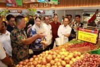 Wali Kota Batam Amsakar Achmad dampingi Wamendag RI Dyah Roro Esty Widya Putri meninjau harga dan ketersediaan bahan pokok di Hypermart Nagoya Hill, Selasa (10/3/2026). Foto: Humas Diskominfo Batam