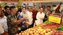 Wali Kota Batam Amsakar Achmad dampingi Wamendag RI Dyah Roro Esty Widya Putri meninjau harga dan ketersediaan bahan pokok di Hypermart Nagoya Hill, Selasa (10/3/2026). Foto: Humas Diskominfo Batam