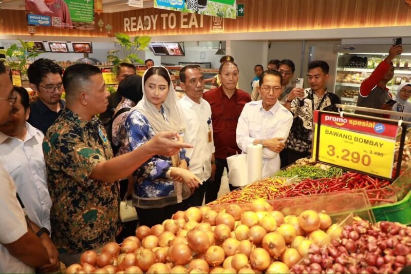 Wali Kota Batam Amsakar Achmad dampingi Wamendag RI Dyah Roro Esty Widya Putri meninjau harga dan ketersediaan bahan pokok di Hypermart Nagoya Hill, Selasa (10/3/2026). Foto: Humas Diskominfo Batam