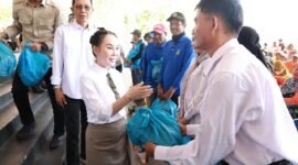 Sebanyak 1.200 paket sembako disalurkan kepada penyandang disabilitas dan petugas kebersihan Dinas Lingkungan Hidup Kota Batam, Selasa (10/3/2026). foto: Humas Diskominfo Batam