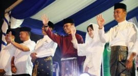 Wali Kota Batam Amsakar Achmad bersama Wakil Walikota Batam Li Claudia Chandra serta Forkompinda lainnya, saat pawai takbir. Foto: Humas Diskominfo Batam