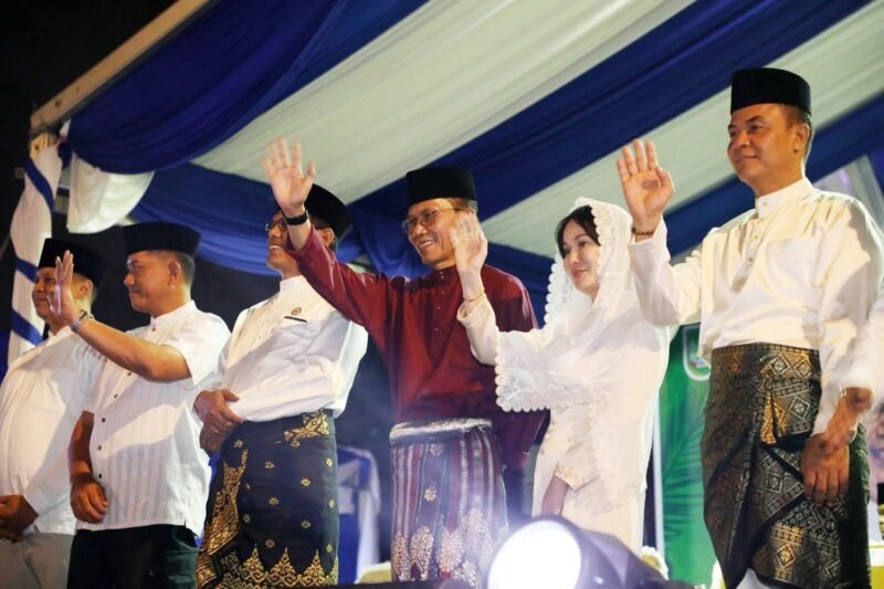Wali Kota Batam Amsakar Achmad bersama Wakil Walikota Batam Li Claudia Chandra serta Forkompinda lainnya, saat pawai takbir. Foto: Humas Diskominfo Batam