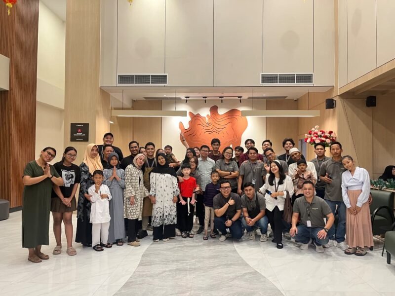 Manajemen MaxOne Batam menggelar buka puasa bersama karyawan dan keluarga di restoran hotel, Kamis (12/3/2026) malam. Foto: Istimewa