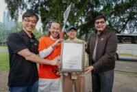 Dave Hendrik dan Iwet Ramadhan memecahkan rekor Museum Rekor-Dunia Indonesia setelah melakukan livestream TikTok nonstop selama 11 jam. Foto: Istimewa
