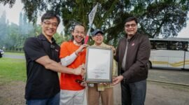 Dave Hendrik dan Iwet Ramadhan memecahkan rekor Museum Rekor-Dunia Indonesia setelah melakukan livestream TikTok nonstop selama 11 jam. Foto: Istimewa
