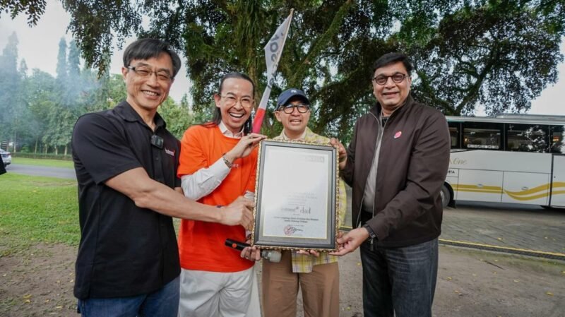 Dave Hendrik dan Iwet Ramadhan memecahkan rekor Museum Rekor-Dunia Indonesia setelah melakukan livestream TikTok nonstop selama 11 jam. Foto: Istimewa
