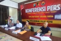 Ditreskrimum Polda Kepri Konferensi pers pengungkapan kasus calo tiket, di Mapolda Kepri, Nongsa, Batam, Sealasa (17/3/2026). Foto: Metroposid