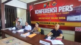 Ditreskrimum Polda Kepri Konferensi pers pengungkapan kasus calo tiket, di Mapolda Kepri, Nongsa, Batam, Sealasa (17/3/2026). Foto: Metroposid
