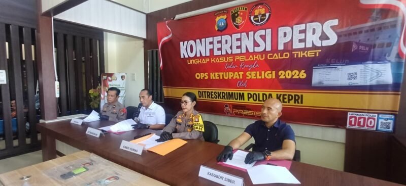 Ditreskrimum Polda Kepri Konferensi pers pengungkapan kasus calo tiket, di Mapolda Kepri, Nongsa, Batam, Sealasa (17/3/2026). Foto: Metroposid