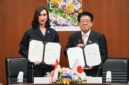 Menteri Pariwisata Republik Indonesia Widiyanti Putri Wardhana bersama Menteri MLIT Jepang Yasushi Kaneko menandatangani Memorandum of Cooperation di Kantor Kementerian Pertanahan, Infrastruktur, Transportasi, dan Pariwisata Jepang, di Tokyo, Senin (30/3/2026). Foto: Kemenpar RI