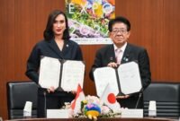 Menteri Pariwisata Republik Indonesia Widiyanti Putri Wardhana bersama Menteri MLIT Jepang Yasushi Kaneko menandatangani Memorandum of Cooperation di Kantor Kementerian Pertanahan, Infrastruktur, Transportasi, dan Pariwisata Jepang, di Tokyo, Senin (30/3/2026). Foto: Kemenpar RI