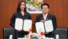 Menteri Pariwisata Republik Indonesia Widiyanti Putri Wardhana bersama Menteri MLIT Jepang Yasushi Kaneko menandatangani Memorandum of Cooperation di Kantor Kementerian Pertanahan, Infrastruktur, Transportasi, dan Pariwisata Jepang, di Tokyo, Senin (30/3/2026). Foto: Kemenpar RI