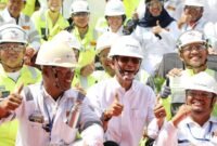 Wali Kota Batam Amsakar Achmad saat bersama pekerja di Kota Batam. Foto: Humas Diskominfo Batam