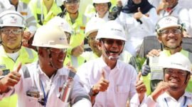 Wali Kota Batam Amsakar Achmad saat bersama pekerja di Kota Batam. Foto: Humas Diskominfo Batam