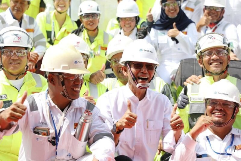 Wali Kota Batam Amsakar Achmad saat bersama pekerja di Kota Batam. Foto: Humas Diskominfo Batam