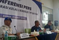 Konferensi Pers Kantor Imigrasi Kelas I Khusus TPI Batam di Tempat Pemeriksaan Imigrasi Batuampar, Minggu (29/3/2026). 