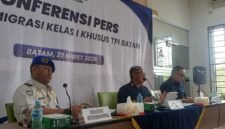 Konferensi Pers Kantor Imigrasi Kelas I Khusus TPI Batam di Tempat Pemeriksaan Imigrasi Batuampar, Minggu (29/3/2026). 