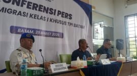 Konferensi Pers Kantor Imigrasi Kelas I Khusus TPI Batam di Tempat Pemeriksaan Imigrasi Batuampar, Minggu (29/3/2026). 