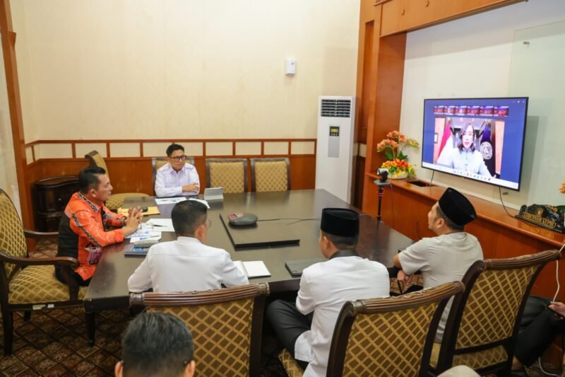 Gubernur Kepri Ansar Ahmad didampingi Kadispar Hasan, Kadis Kominfo Hendri Kurniadi, dan Ka Bappeda Aries Fhariandi menyampaikan strategi ketahanan pariwisata Provinsi Kepulauan Riau di tengah eskalasi konflik global, Senin (16/3/2026). Foto: Diskominfo Kepri