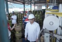 Nyanyang Haris Pratamura, meninjau fasilitas Pertamina Patra Niaga dan Pertamina Gas di Kabil, Kota Batam, Selasa (3/3/2026). Foto: Diskominfo Kepri