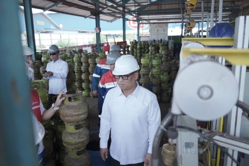 Nyanyang Haris Pratamura, meninjau fasilitas Pertamina Patra Niaga dan Pertamina Gas di Kabil, Kota Batam, Selasa (3/3/2026). Foto: Diskominfo Kepri