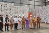 Wakil Gubernur Kepulauan Riau, Nyanyang Haris Pratamura, meninjau langsung stok bahan pokok di Gudang Bulog Batam, Batu Ampar, Senin (2/3/2026). Foto: Istimewa