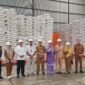 Wakil Gubernur Kepulauan Riau, Nyanyang Haris Pratamura, meninjau langsung stok bahan pokok di Gudang Bulog Batam, Batu Ampar, Senin (2/3/2026). Foto: Istimewa