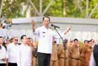 Wali Kota Batam Amsakar Achmad memimpin apel gabungan perdana pasca-Idulfitri 1447 Hijriah di Dataran Engku Putri, Batamcentre, Senin (30/3/2026). Foto: Humas Diskominfo Batam