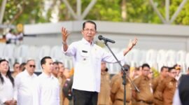 Wali Kota Batam Amsakar Achmad memimpin apel gabungan perdana pasca-Idulfitri 1447 Hijriah di Dataran Engku Putri, Batamcentre, Senin (30/3/2026). Foto: Humas Diskominfo Batam